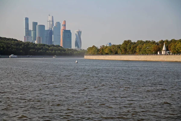 Moscou skyline moderno de um barco no rio Moskva — Fotografia de Stock