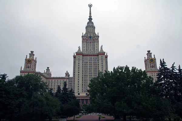 Universidad Estatal de Moscú con cielo blanco — Foto de Stock