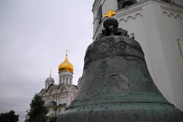 O sino quebrado no Kremlin em Moscou — Fotografia de Stock