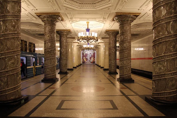 A incrível beleza de uma estação de metro de Moscovo — Fotografia de Stock