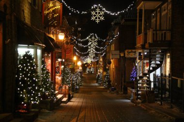 Vieux Quebec şehrinde Petit Champlain eski caddesi