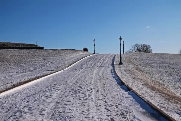 Estrada gelada de neve em um dia de inverno gelado — Fotografia de Stock