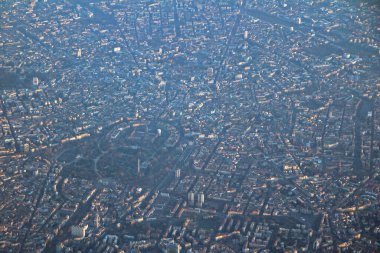 Milano şehir merkezinin havadan görünüşü