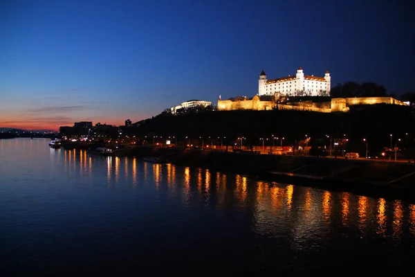 Pôr Sol Rio Bratislava Com Castelo — Fotografia de Stock