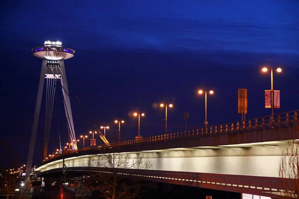 Puente Bratislava Punto Referencia Atardecer —  Fotos de Stock