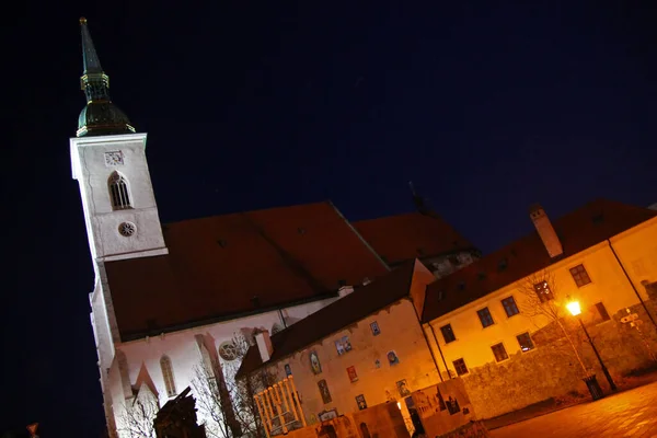 Vista Notturna Bratislava Con Cattedrale Bianca — Foto Stock