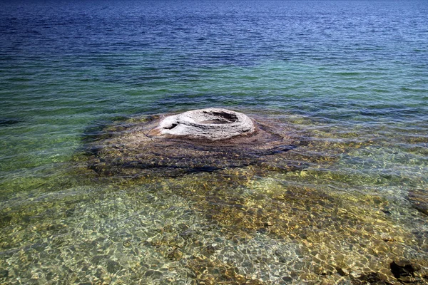 湖の真ん中にある小さな泥火山 — ストック写真