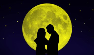 Ay 'ın önündeki çift, romantik akşam, yıldızlı gece