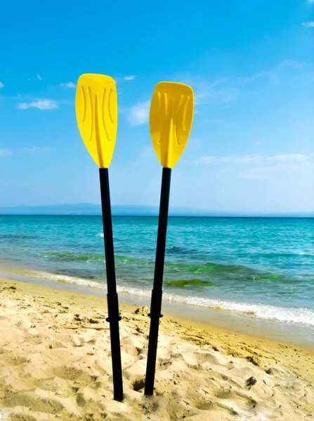 Plajda raketler, yaz zamanı. Yunanistan, Kalithea plajı