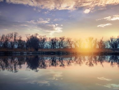 Gölün üzerinde gün batımı, suda günbatımı yansıması