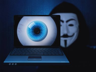 Arka planda maskeli bir adamla birlikte bilgisayar ekranında bir göz var.