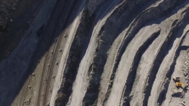 Mineraller çıkarma ile dev taş ocağı