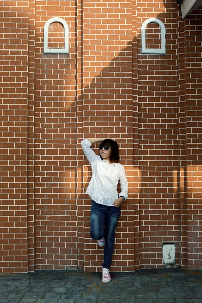 Beyaz gömlekli Asyalı kadın — Stok fotoğraf