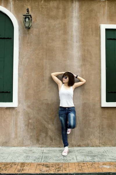 Mujer asiática en camisa blanca — Foto de Stock