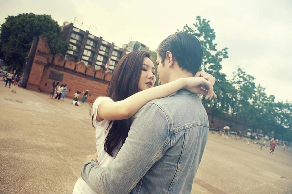 Jovem casal apaixonado — Fotografia de Stock