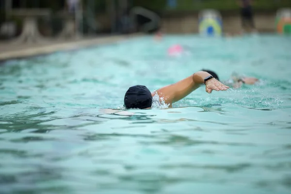 Nadador na piscina — Fotografia de Stock