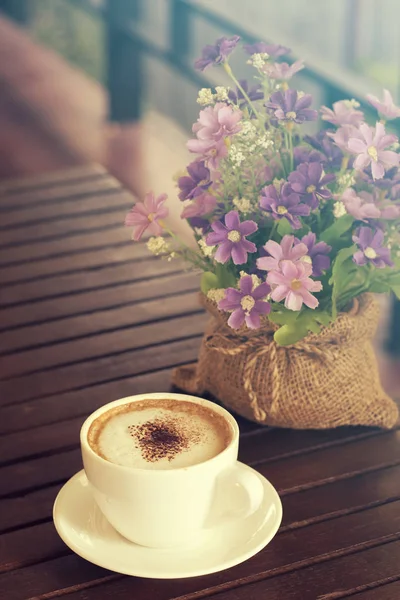 Cappuccino šálek horké kávy — Stock fotografie