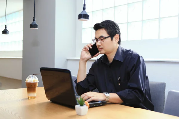 Businessman speaking on smartphone — Stock Photo, Image