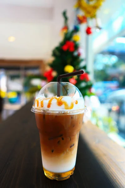 Карамельный кофе со льдом — стоковое фото