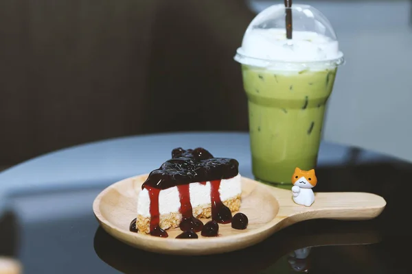 Pastel de frambuesa y té verde matcha hielo — Foto de Stock