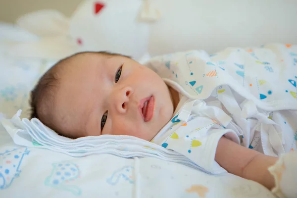 Babynewborn azjatycki śpiące dziecko — Zdjęcie stockowe