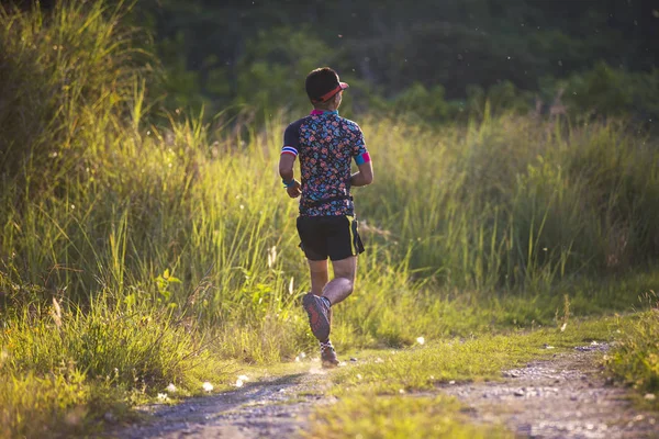 Man running the trail in the morning. — Stock Photo, Image