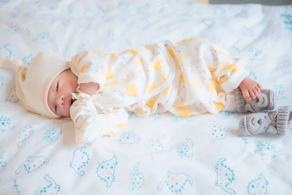 Малыш новорожденный азиатский ребенок спит — стоковое фото