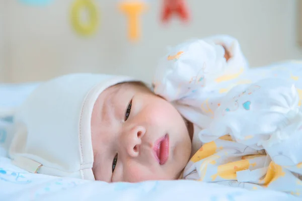 Babynewborn asiatiska baby sover — Stockfoto