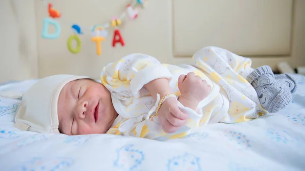 Babynewborn asiatiska baby sover — Stockfoto
