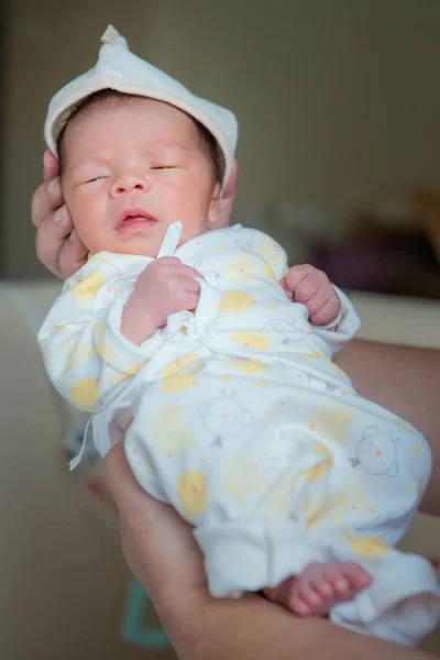 Bayi bayi Asia yang baru lahir tertidur — Stok Foto