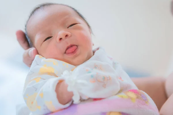 Babyneugeborenes asiatisches Baby schläft — Stockfoto