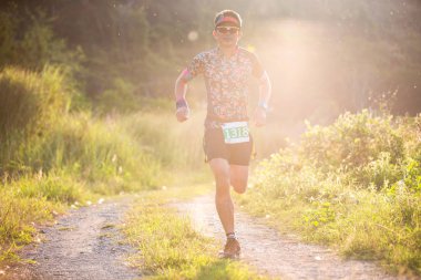 iz, yolun sabah koşan adam çalıştıran.