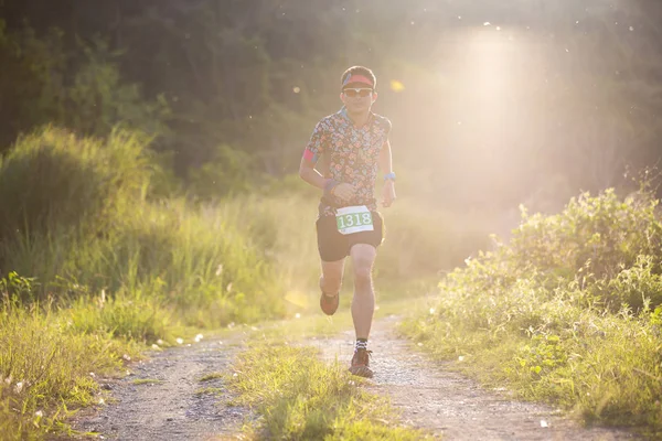 Running trail,Man running the trail in the morning. — Stock Photo, Image