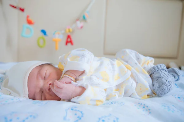 Recién nacido asiático bebé dormido —  Fotos de Stock