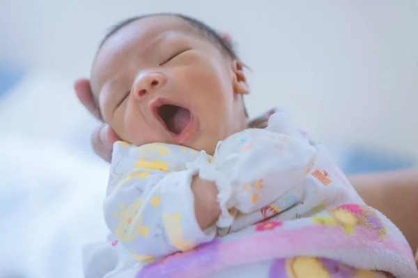 Neugeborenes asiatisches Baby schläft — Stockfoto
