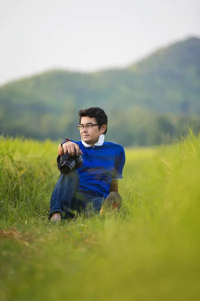 Ein Mann im Reisfeld, Thailand — Stockfoto
