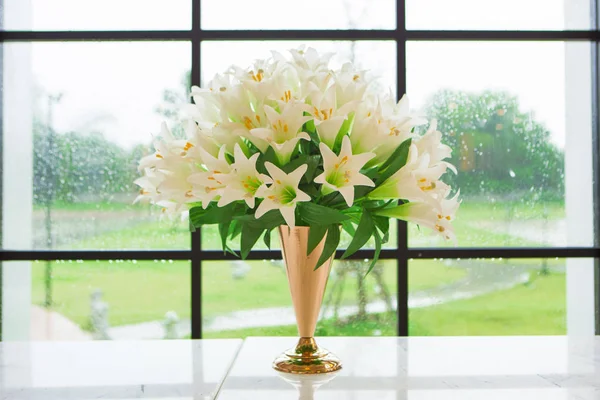 Ein Blumentopf hinter einem Fenster ist Regen — Stockfoto