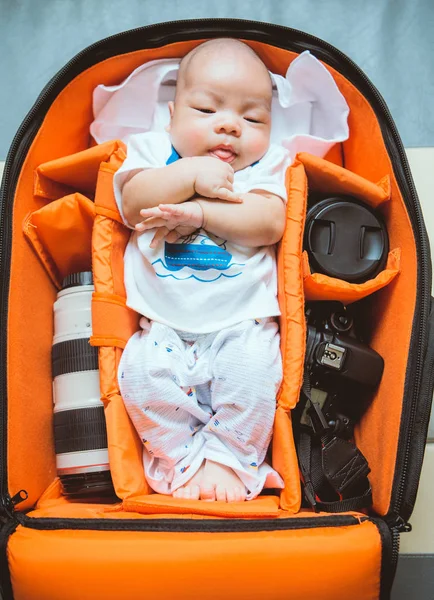 Neugeborenes asiatisches Baby-Lächeln — Stockfoto