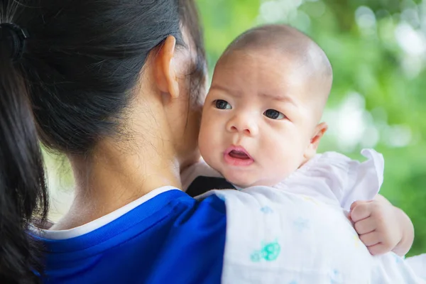 Aranyos ázsiai újszülött — Stock Fotó