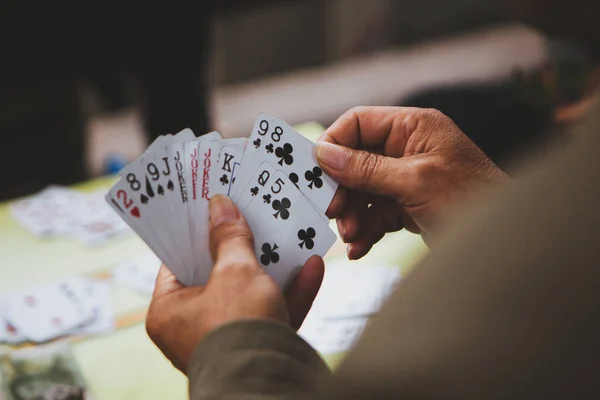 Gros Plan Les Gens Jouent Jeu Cartes — Photo