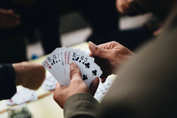 Yakın plan, kağıt oynayan insanlar.