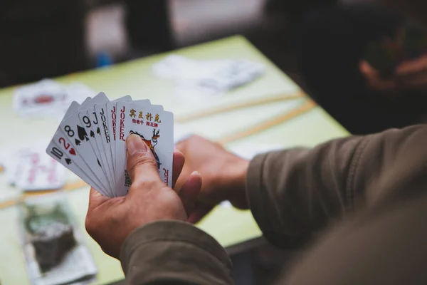 Close Mensen Die Kaartspel Spelen Rechtenvrije Stockfoto's