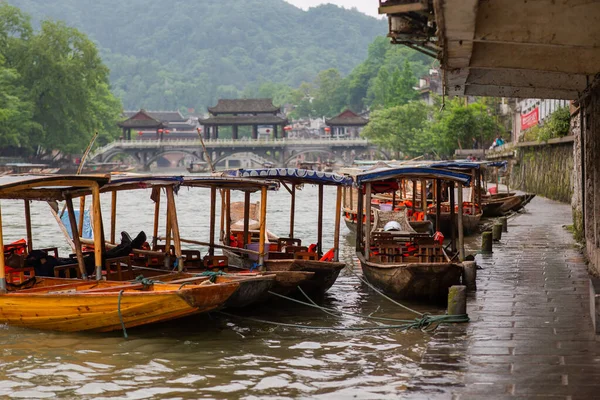 Båtturer Fenghuang Ancient Town Kina Royaltyfria Stockbilder
