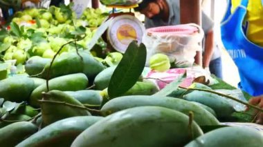 Tayland 'da sokak pazarı, meyve satan kişi, örneğin mango veya guava meyvesi, genellikle sokak satıcılarının önünde.