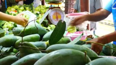 Tayland 'da sokak pazarı, meyve satan kişi, örneğin mango veya guava meyvesi, genellikle sokak satıcılarının önünde.