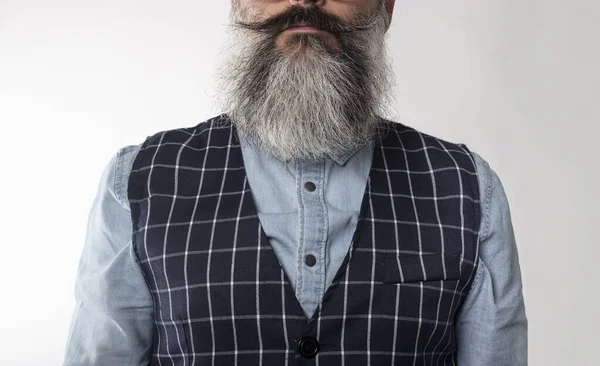 Close-up gezicht van volwassen man met baard hipster denim shirt en vest.. Studio mannelijk portret op witte achtergrond — Stockfoto