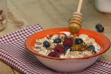 Bal dök tahtadan bal topla Müsli nüktesi tabağına