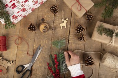 Adam eli Noel lokmasını eski ahşap çalışma masasına koyuyor.. 