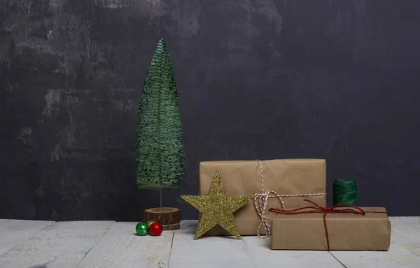 Χριστουγεννιάτικο δέντρο φόντο με κουτιά δώρων και αστέρι για — Φωτογραφία Αρχείου