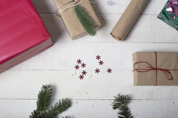 Χριστουγεννιάτικη σύνθεση Δώρα, κλαδιά ελάτης σε λευκό ξύλινο χάος v — Φωτογραφία Αρχείου